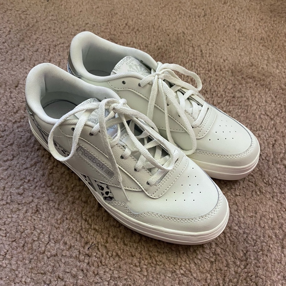 Reebok Club MEMT Bold Women's Shoes in Chalk & Metallic Flint Grey